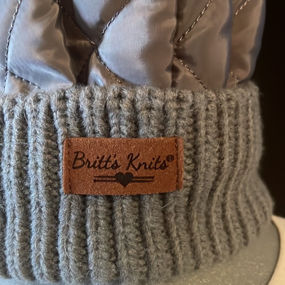 Britt’s Knits Women’s stocking hat gray with fur puffy ball on top - Picture 2 of 2